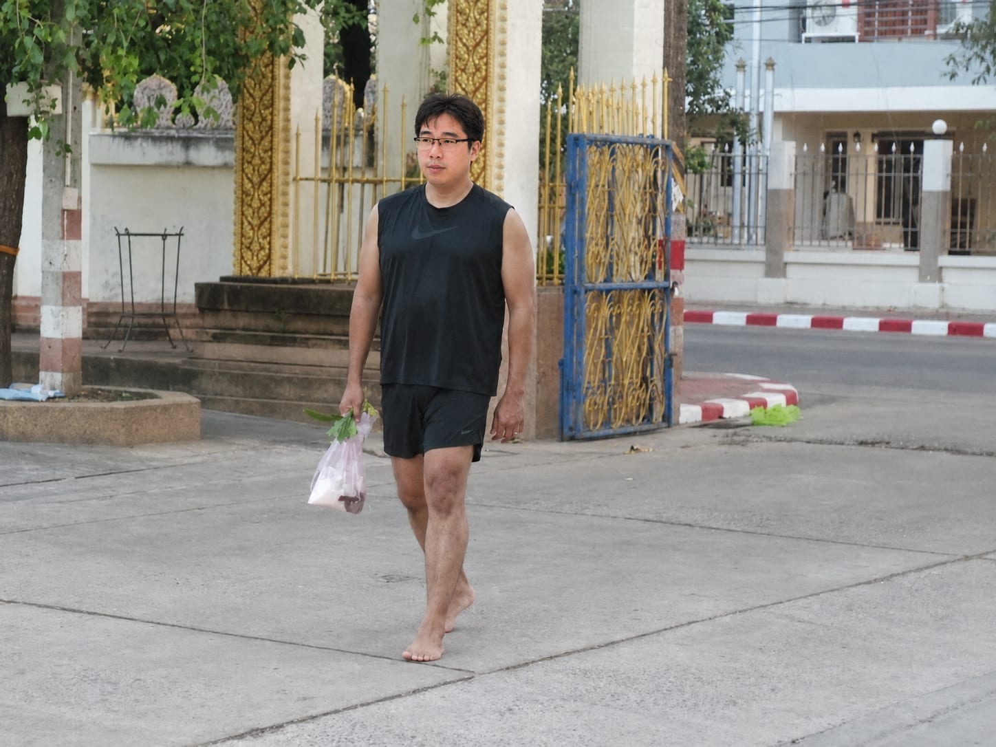 พี่บลูทรงซิ่งไปซื้อข้าวแกง