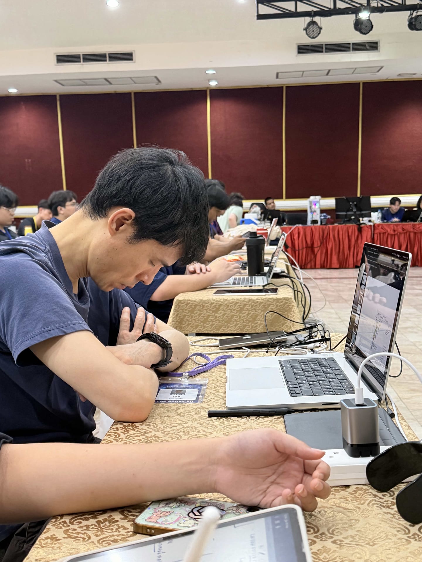 พี่เอ้อไม่หลับ กำลังตั้งใจศึกษาเล่าเรียน